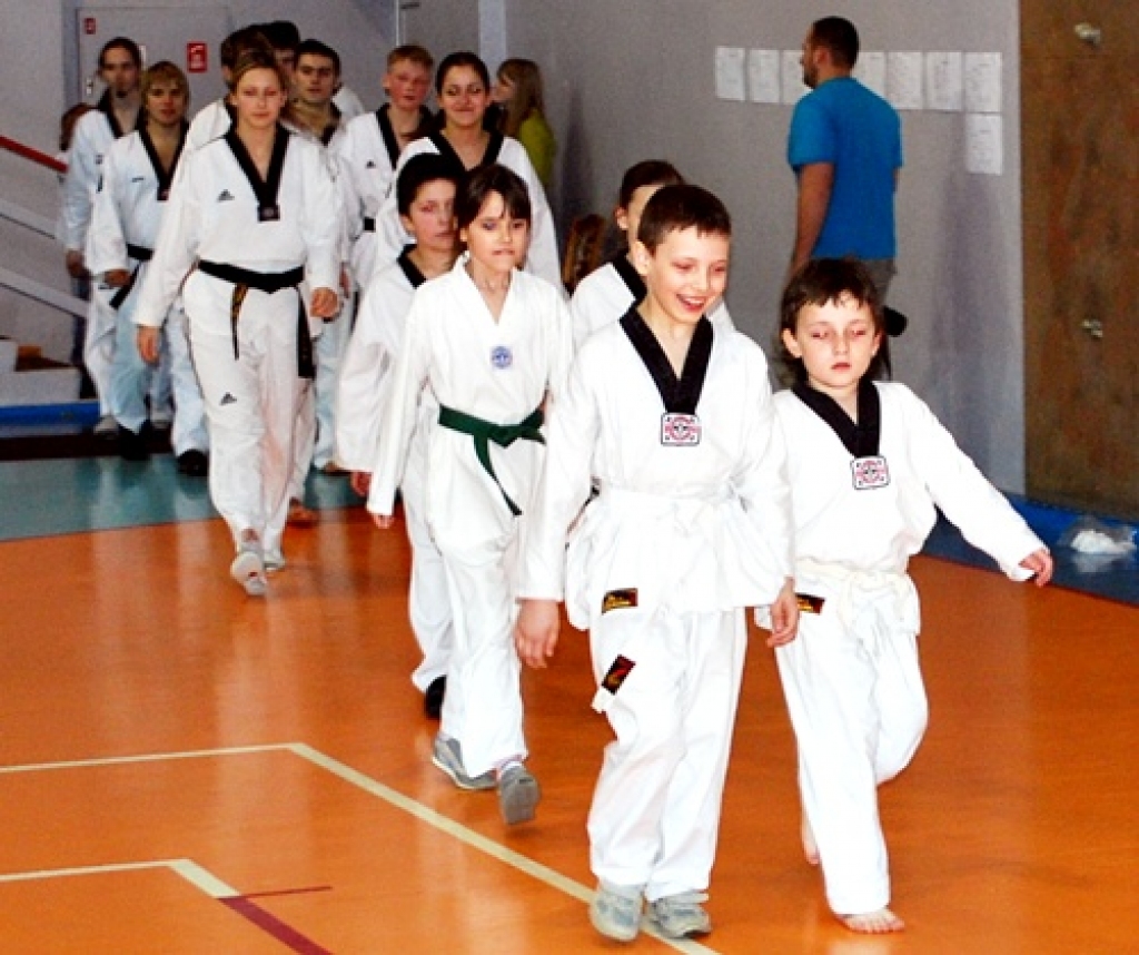 Latvijas atklātais teikvondo čempionāts notika sestdien, 14. martā, Bauskā, sporta namā «Mēmele». Bauskā bija ieradušies 130 dalībnieki no dažādiem klubiem, tai skaitā arī 14 no Igaunijas. Tribīnes bija pilnas ar līdzi atbraukušajiem...
Autors: Uldis Varnevičs