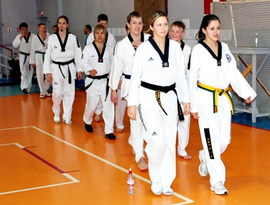 Latvijas atklātais teikvondo čempionāts notika sestdien, 14. martā, Bauskā, sporta namā «Mēmele». Bauskā bija ieradušies 130 dalībnieki no dažādiem klubiem, tai skaitā arī 14 no Igaunijas. Tribīnes bija pilnas ar līdzi atbraukušajiem...
Autors: Uldis Varnevičs