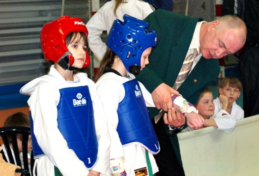 Latvijas atklātais teikvondo čempionāts notika sestdien, 14. martā, Bauskā, sporta namā «Mēmele». Bauskā bija ieradušies 130 dalībnieki no dažādiem klubiem, tai skaitā arī 14 no Igaunijas. Tribīnes bija pilnas ar līdzi atbraukušajiem...
Autors: Uldis Varnevičs