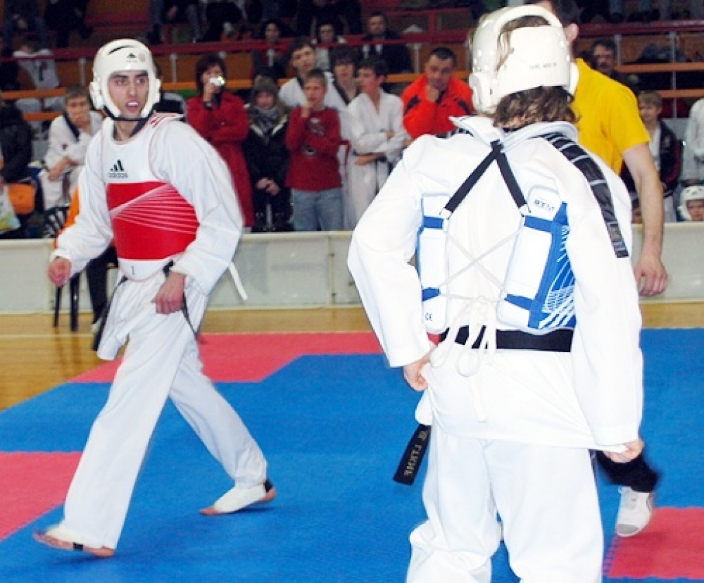 Latvijas atklātais teikvondo čempionāts notika sestdien, 14. martā, Bauskā, sporta namā «Mēmele». Bauskā bija ieradušies 130 dalībnieki no dažādiem klubiem, tai skaitā arī 14 no Igaunijas. Tribīnes bija pilnas ar līdzi atbraukušajiem...
Autors: Uldis Varnevičs