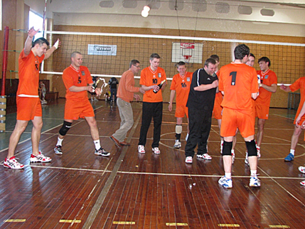 Sporta kluba «Vecumnieki» volejbola komanda 18. aprīlī savās mājās, pagasta sporta zālē, ceturtajā spēlē par trešo vietu Latvijas Nacionālās līgas volejbola čempionātā  pieveica Jēkabpils komandu un kļuva par bronzas medaļu laureāti. 
Autors: Juris Iļņickis