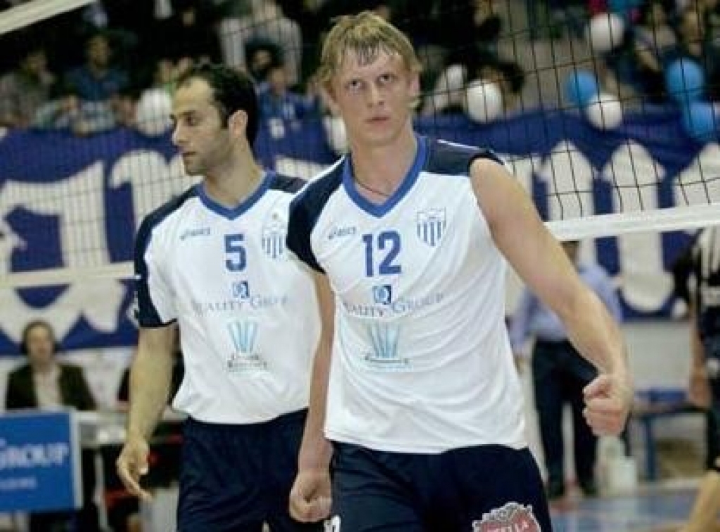 Bauskas rajona volejbola laukumos sen neredzētais Valters Ramma (no labās) ir pirmais mūspuses sportists, kurš kļuvis par valsts čempionu. Tikko viņš šādu titulu ieguvis Kiprā. 
Autors: www.eSports.lv