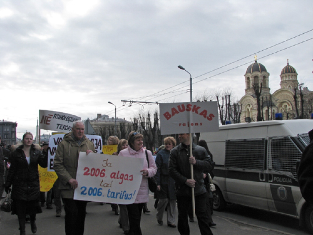 Ceturtdien, 2. aprīlī, izglītības un zinātnes darbinieku protesta gājiens galvaspilsētā pulcēja aptuveni 10 000 cilvēku.  