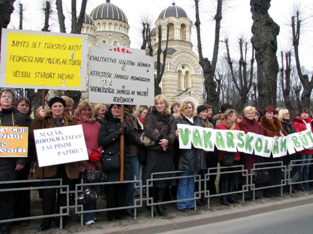 Ceturtdien, 2. aprīlī, izglītības un zinātnes darbinieku protesta gājiens galvaspilsētā pulcēja aptuveni 10 000 cilvēku.  