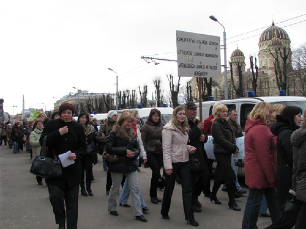 Ceturtdien, 2. aprīlī, izglītības un zinātnes darbinieku protesta gājiens galvaspilsētā pulcēja aptuveni 10 000 cilvēku.  