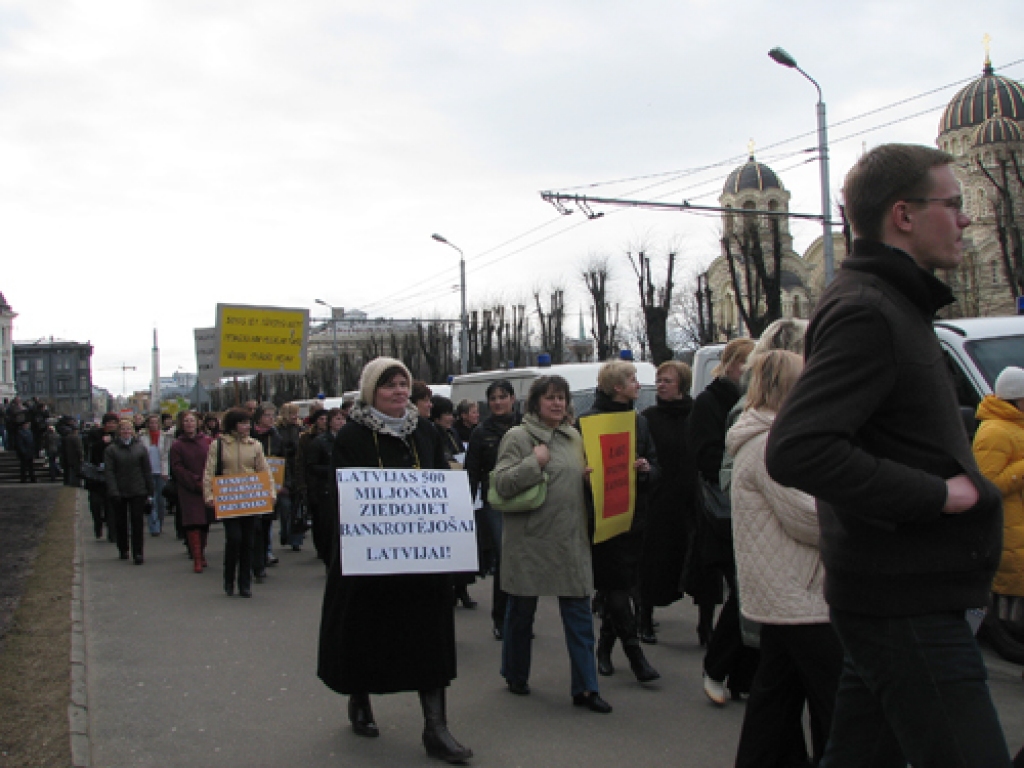 Ceturtdien, 2. aprīlī, izglītības un zinātnes darbinieku protesta gājiens galvaspilsētā pulcēja aptuveni 10 000 cilvēku.  