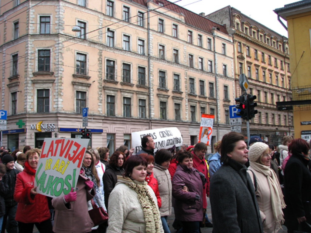 Ceturtdien, 2. aprīlī, izglītības un zinātnes darbinieku protesta gājiens galvaspilsētā pulcēja aptuveni 10 000 cilvēku.  