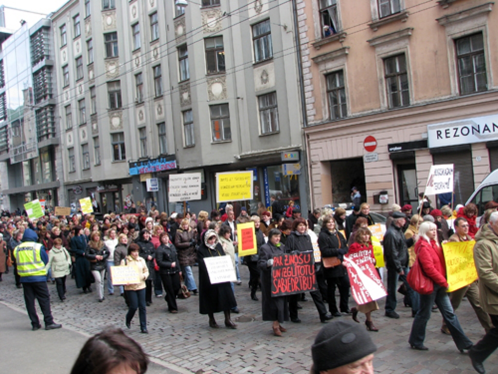 Ceturtdien, 2. aprīlī, izglītības un zinātnes darbinieku protesta gājiens galvaspilsētā pulcēja aptuveni 10 000 cilvēku.  