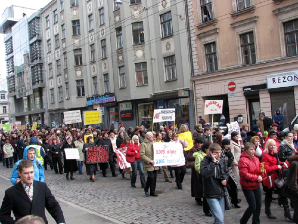 Ceturtdien, 2. aprīlī, izglītības un zinātnes darbinieku protesta gājiens galvaspilsētā pulcēja aptuveni 10 000 cilvēku.  