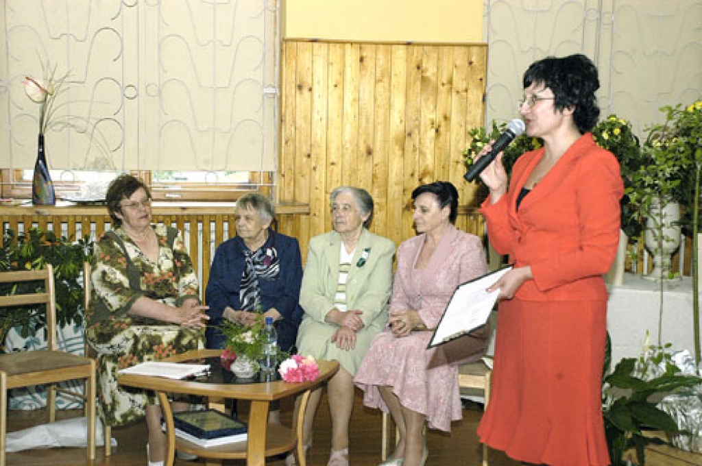 Internātpamatskola izceļas ar ilggadējiem darbiniekiem. Piemēram, direktores bijušas tikai trīs – Judīte Rubina (no labās; vadītāja jau devīto gadu), Solveiga Zemberga (no kreisās; 17 g.) un Marija Dumbre (24 g.). Savukārt pirmās mācību pārzines Intas Ceiziņas (trešā no kreisās; 25 g.) pienākumus joprojām turpina pildīt Dzidra Miezere (arī 25. darba gads).
Autors: Ivars Bogdanovs