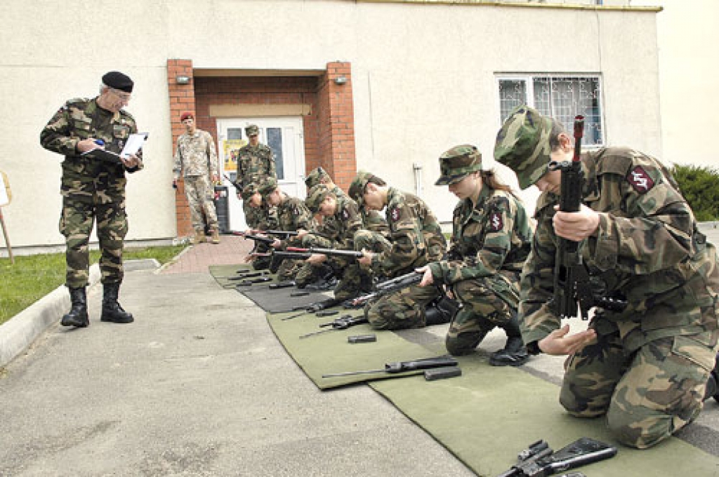 Vecumnieku jaunsargi veic otro disciplīnu – triecienšautenes AK-4 izjaukšanu un salikšanu. 
Autors: Ivars Bogdanovs