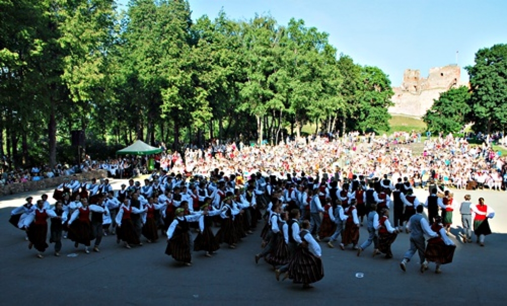 10. Latvijas skolu jaunatnes dziesmu un deju svētku modelēšanas koncerts «Triju upju vidiņā deju jostu izrakstīju» Bauskas pilsētas estrādē 30. maijā bija ne tikai lielisks baudījums skatītājiem, bet arī gandarījuma un izklaides pilni...
Autors: Uldis Varnevičs