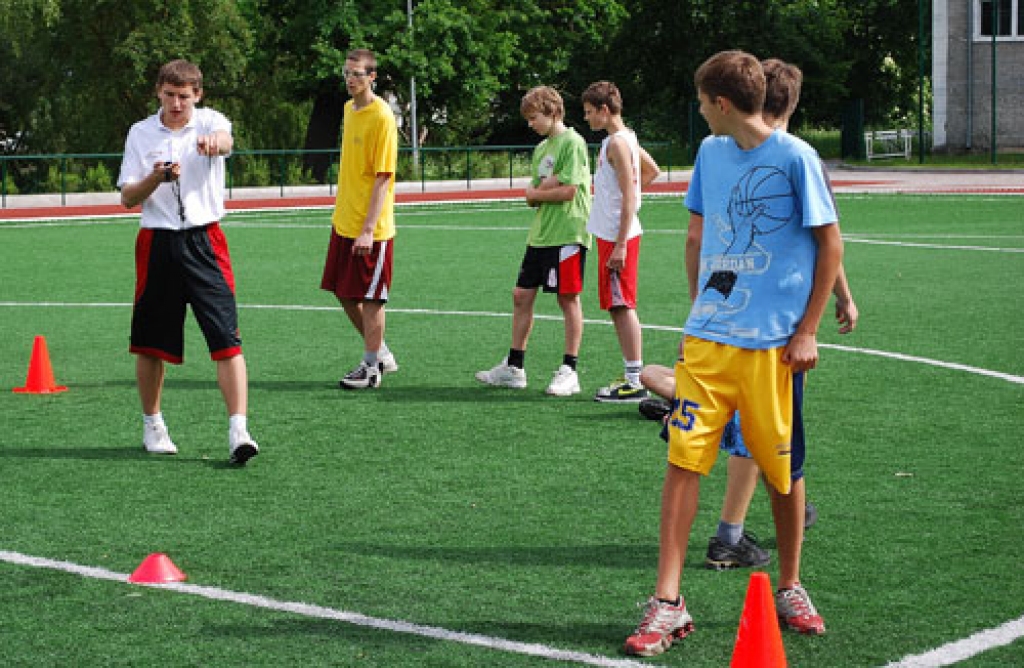 Bauskas 1. vidusskolas stadionā jaunie basketbolisti trenera Nikolaja Mazura (no kreisās) vadībā aizvada fiziskās sagatavotības treniņus. 
Autors: Uldis Varnevičs
