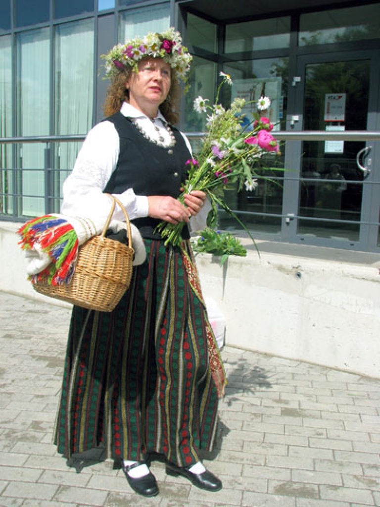 Codē 20. jūnijā Jāņus ielīgoja folkloras kopas «Dreņģeri», jauktā kora un jauniešu deju kopas dalībnieki.