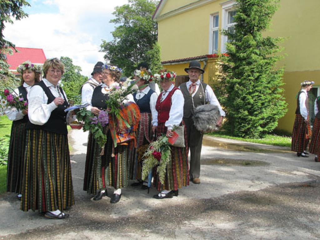 Codē 20. jūnijā Jāņus ielīgoja folkloras kopas «Dreņģeri», jauktā kora un jauniešu deju kopas dalībnieki.
