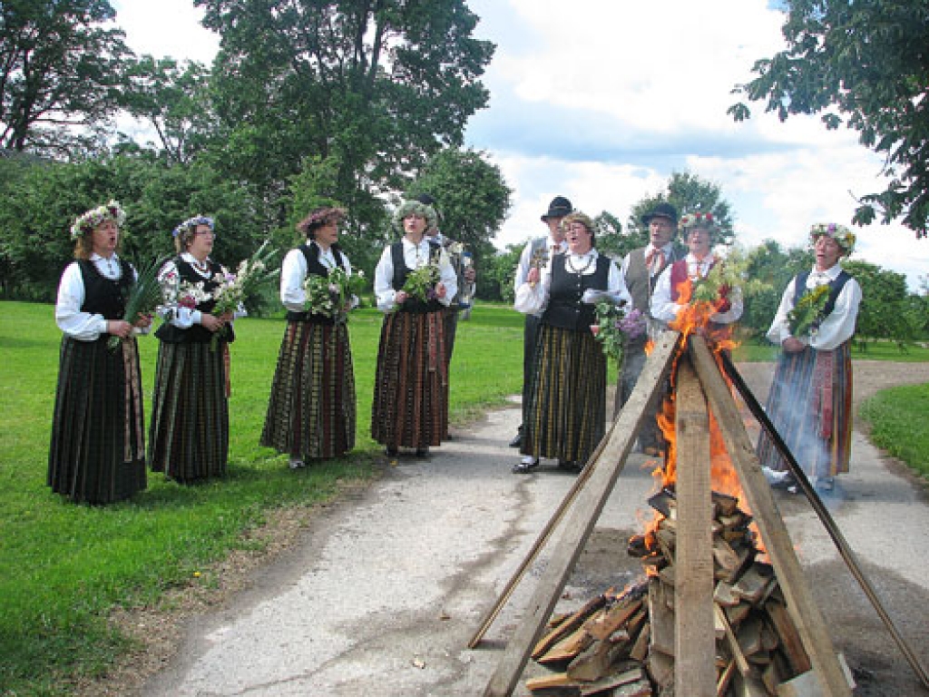 Codē 20. jūnijā Jāņus ielīgoja folkloras kopas «Dreņģeri», jauktā kora un jauniešu deju kopas dalībnieki.