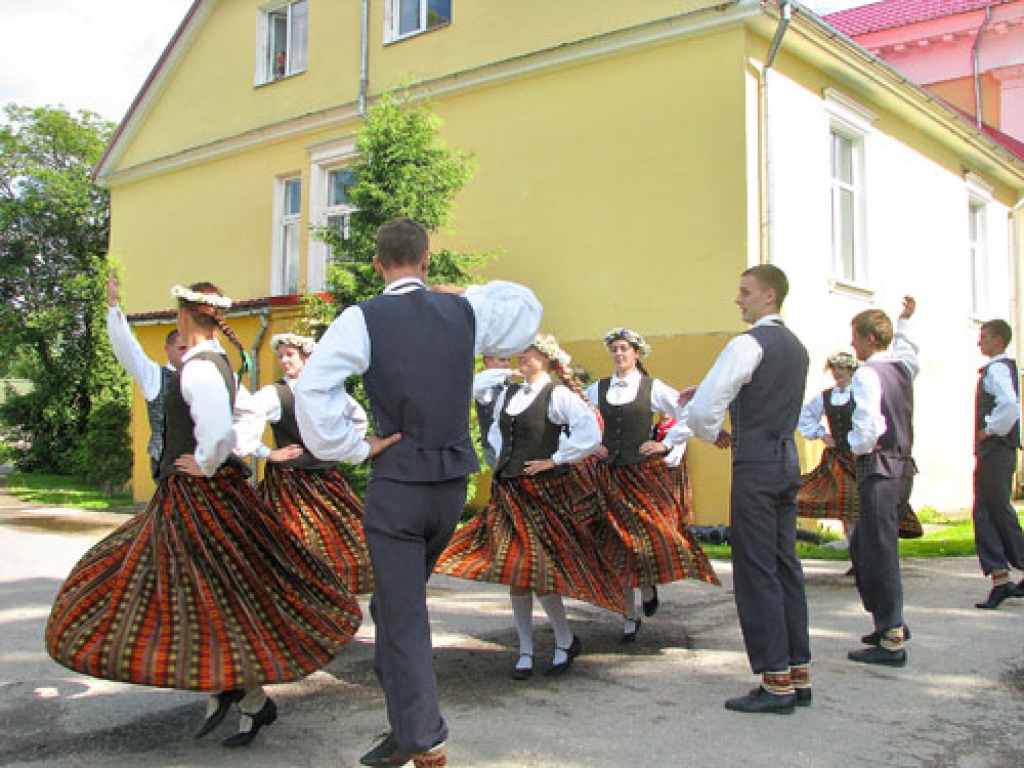 Codē 20. jūnijā Jāņus ielīgoja folkloras kopas «Dreņģeri», jauktā kora un jauniešu deju kopas dalībnieki.