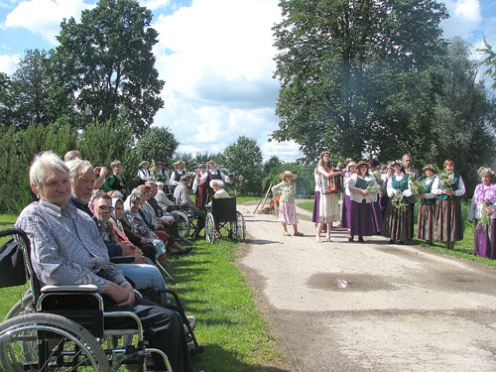 Codē 20. jūnijā Jāņus ielīgoja folkloras kopas «Dreņģeri», jauktā kora un jauniešu deju kopas dalībnieki.