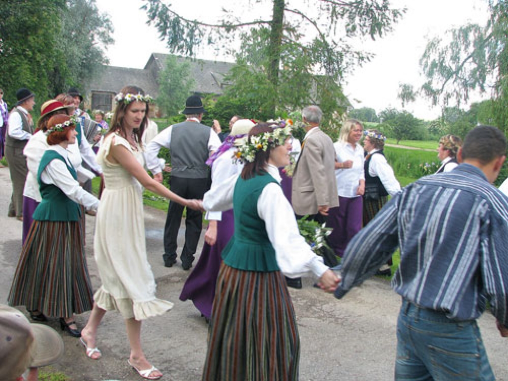 Codē 20. jūnijā Jāņus ielīgoja folkloras kopas «Dreņģeri», jauktā kora un jauniešu deju kopas dalībnieki.