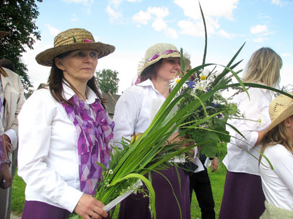 Codē 20. jūnijā Jāņus ielīgoja folkloras kopas «Dreņģeri», jauktā kora un jauniešu deju kopas dalībnieki.