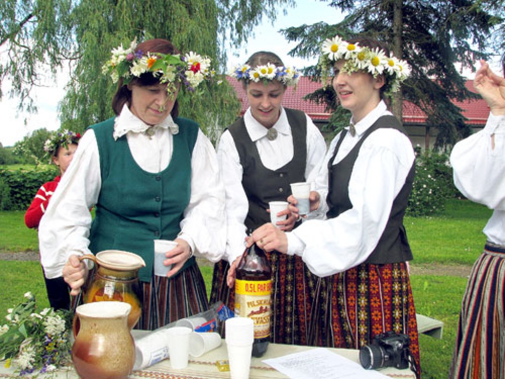 Codē 20. jūnijā Jāņus ielīgoja folkloras kopas «Dreņģeri», jauktā kora un jauniešu deju kopas dalībnieki.