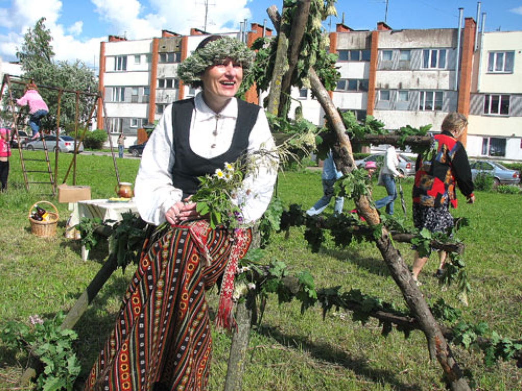 Codē 20. jūnijā Jāņus ielīgoja folkloras kopas «Dreņģeri», jauktā kora un jauniešu deju kopas dalībnieki.