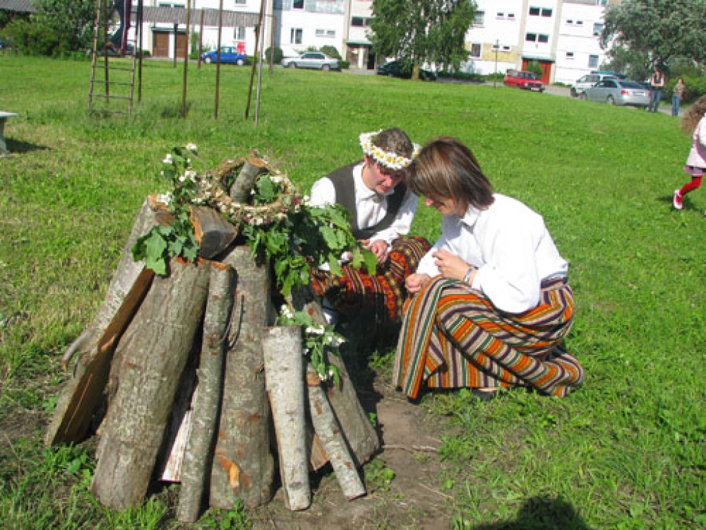 Codē 20. jūnijā Jāņus ielīgoja folkloras kopas «Dreņģeri», jauktā kora un jauniešu deju kopas dalībnieki.