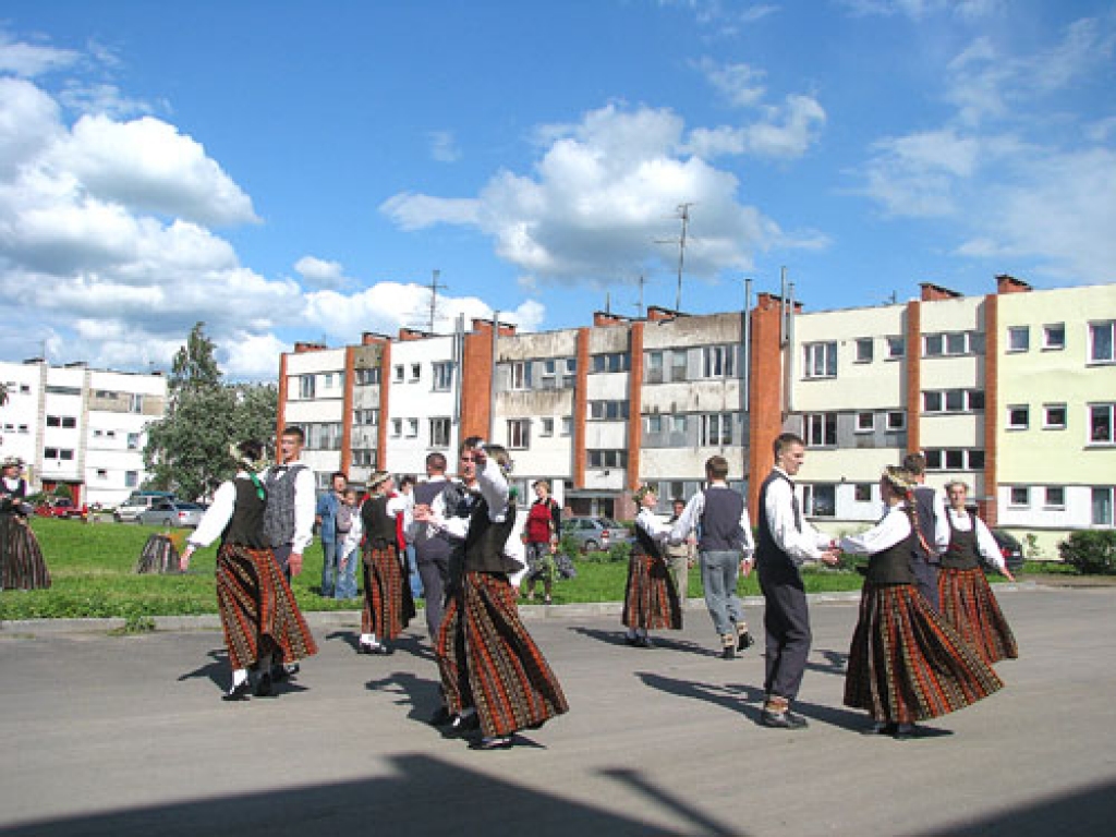 Codē 20. jūnijā Jāņus ielīgoja folkloras kopas «Dreņģeri», jauktā kora un jauniešu deju kopas dalībnieki.