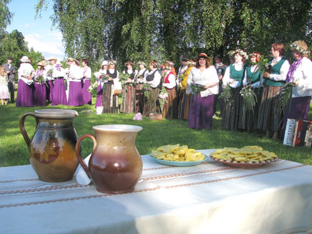 Codē 20. jūnijā Jāņus ielīgoja folkloras kopas «Dreņģeri», jauktā kora un jauniešu deju kopas dalībnieki.
