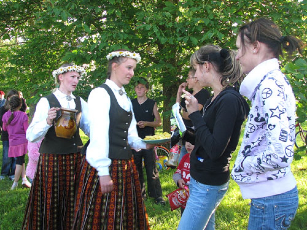 Codē 20. jūnijā Jāņus ielīgoja folkloras kopas «Dreņģeri», jauktā kora un jauniešu deju kopas dalībnieki.