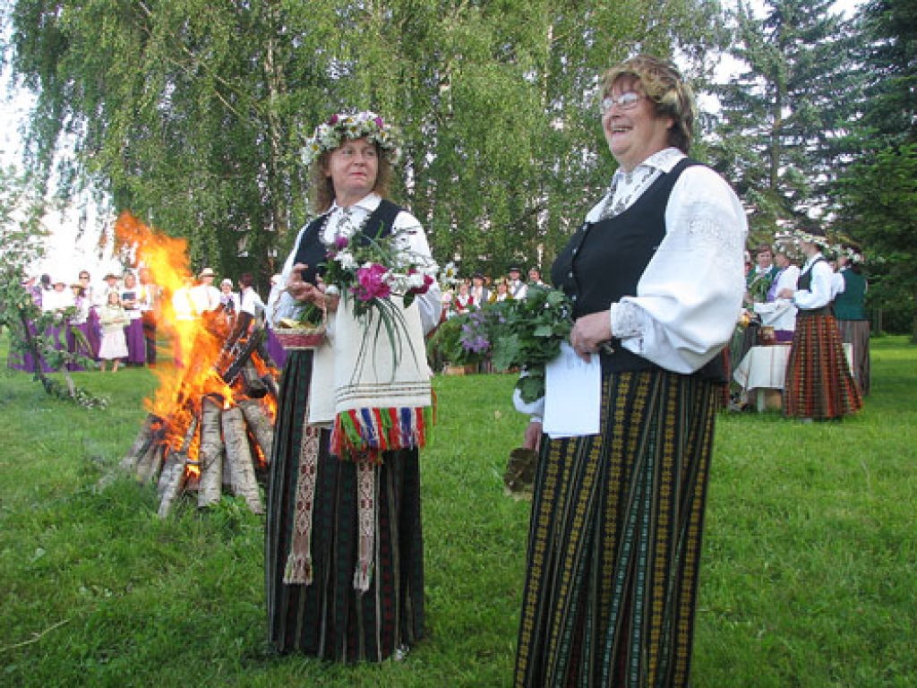 Codē 20. jūnijā Jāņus ielīgoja folkloras kopas «Dreņģeri», jauktā kora un jauniešu deju kopas dalībnieki.
