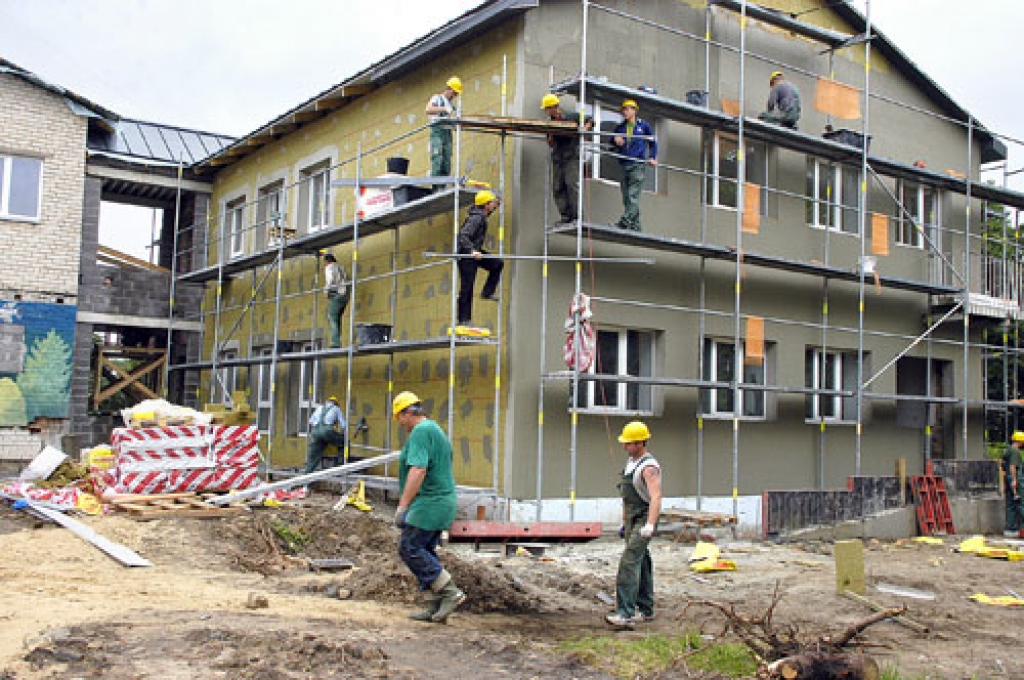 Pašlaik siltina rekonstruējamā bērnudārza ēkas ārsienas, apšujot tās ar 10 cm biezām akmensvates plāksnēm. 
Autors: Ivars Bogdanovs