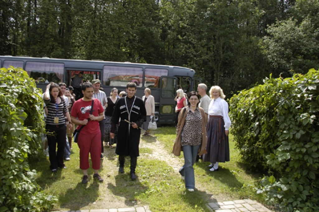 Starptautiskā festivāla «Baltica 2009»  Zemgales novada dienā 12. jūlijā Iecavā, Vecsaulē, Svitenē un Ceraukstē tika viesmīlīgi uzņemti ciemiņi – Latvijas un ārzemju folkloras kopas. Viesojoties lauku sētās un kultūrvēsturiskās vietās,...