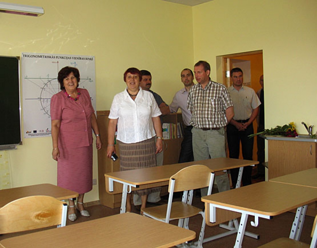 Skaistkalnes vidusskolas direktore Svetlana Vāverniece (no kreisās) izrāda izremontēto klasi matemātikas nodarbībām. 
Autors: Vilnis Auzāns