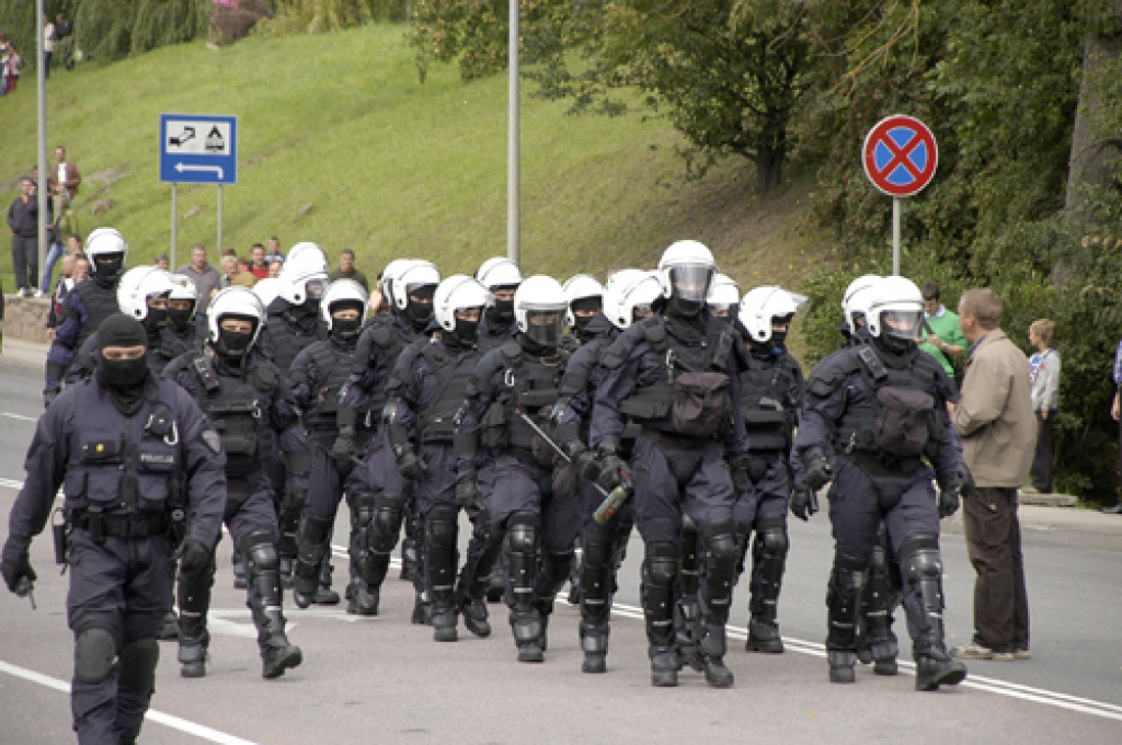 31. augustā uz Mēmeles tilta pulksten 14.09 policija lūdz ļaudis piecās minūtēs atbrīvot braucamo daļu. Pēc pāris minūtēm ierodas specvienība «Alfa» un kopā ar policistiem pulksten 14.25 atjauno satiksmes kustību. Tas viss fiksēts šajā...
