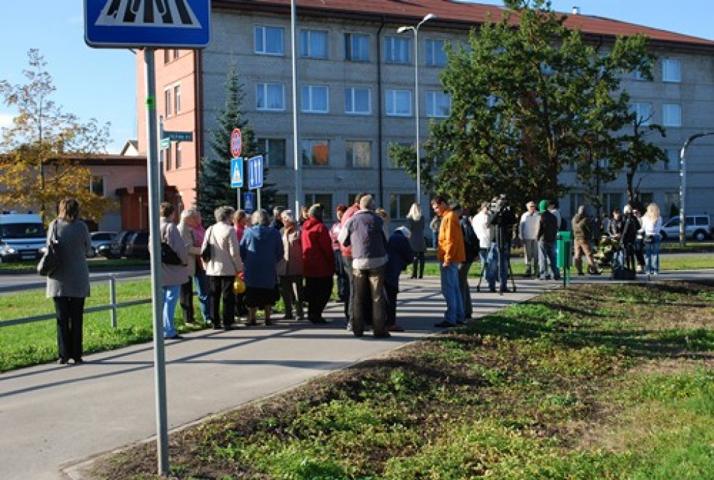 Cilvēku skaits pie tiesas ēkas nepārtraukti pieaug, lai arī ap pulksten 10.30 nebija liels.
Autors: Uldis Varnevičs