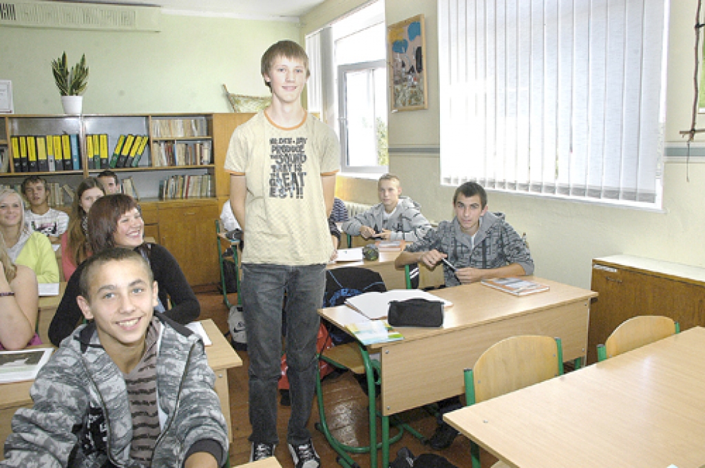 Kad Kaspars Forsts nostājas blakus savam solam Pilsrundāles vidusskolas 9. klasē, īpaši pamanāms, ka viņš ir slaids puisis – augums 1,87 metri. Vidusskolā ir vēl garāki zēni, bet skolas soli, kā zināms, neaug, tāpēc tie jāpiemēro audzēkņiem.
Autors: Ivars Bogdanovs