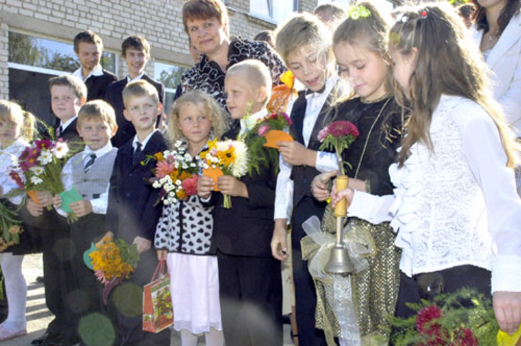 Skolas zvans mazo pirmklasnieku rokās aicina Valles vidusskolas audzēkņus uz pirmo stundu.
Autors: Ivars Bogdanovs