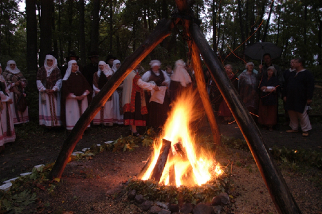 Mežotnes pilskalnā Baltu vienības dienā, 22. septembrī, notika uguns rituāls un folkloras kopu sadziedāšanās. Sarīkojumu organizēja Rundāles novada Domes Kultūras nodaļas speciāliste Lilita Lauskiniece sadarbībā ar Ceraukstes pagasta...