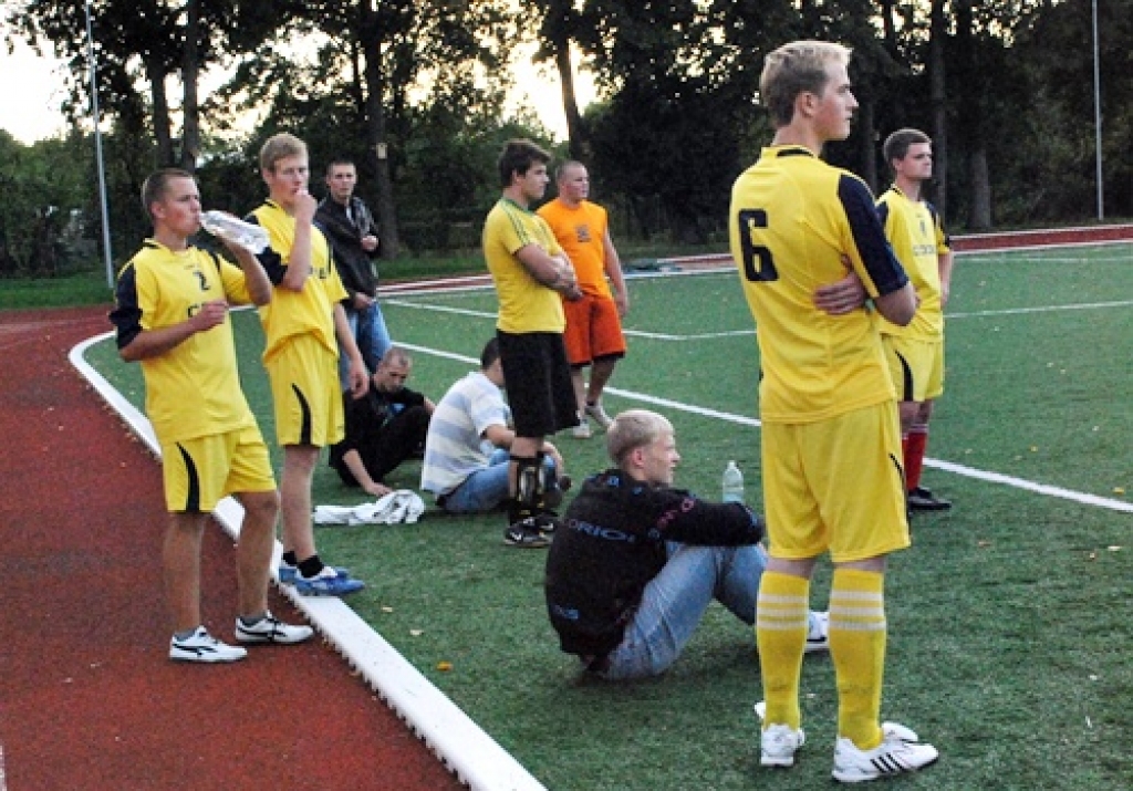 4. un 5. septembrī norisinājās Rundāles kausa izcīņas futbolā kārtējās spēles. Spēļu rezultāti: Iecava 1:0 Code, Ceraukste 0:0 «Delfīni», Code 1:3 Viesturi, «Veterāni» 0:3 Gailīši, «Delfīni» 0:1 Iecava, Brunava 4:0 Ceraukste, Īslīce 5:0...