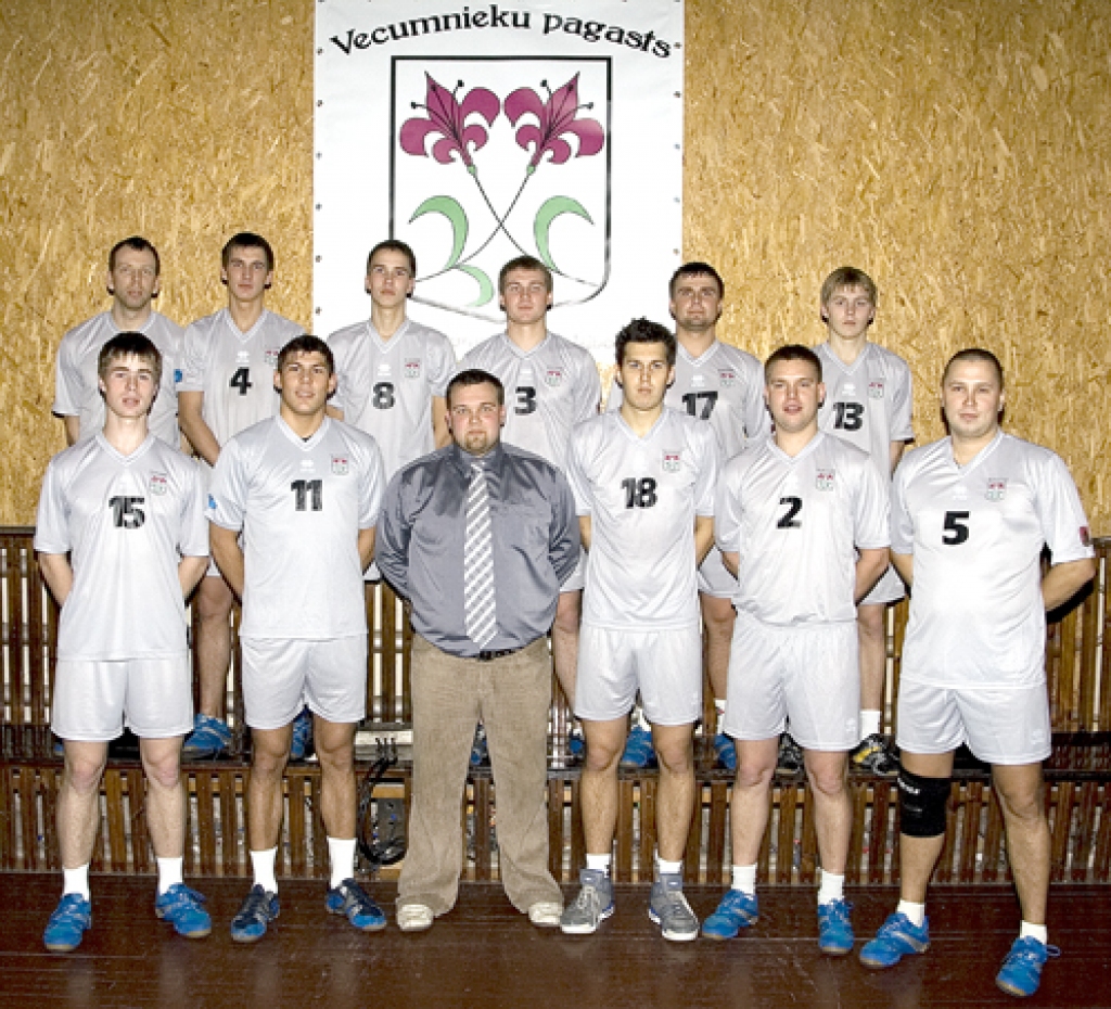 Vecumnieku komandas volejbolistiem Latvijas Nacionālās līgas iepriekšējā čempionātā bija stabila vieta līderu grupā. Šajā sezonā aktīvās sporta gaitas pārtraukuši Jānis Kovals un Uģis Dombrovskis.
Autors: Foto no sporta kluba «Vecumnieki» arhīva.