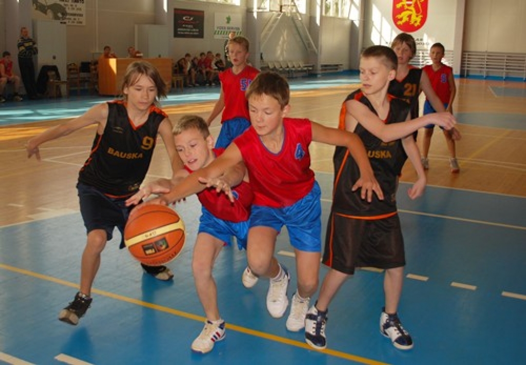 D1 grupas cīņā Iecavas jaunie basketbolisti (sarkanajos tērpos) līdz pēdējam cīnījās par bumbu, bet uzvarēja tomēr baušķenieki (melnajos tērpos). 
Autors: Uldis Varnevičs