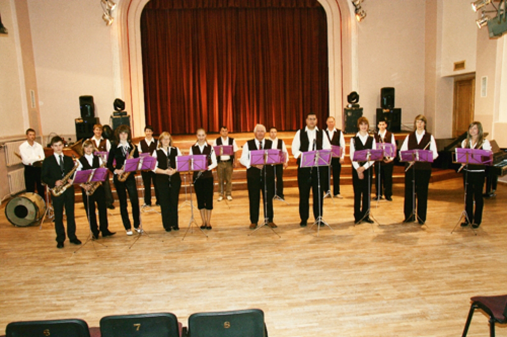 Sestdien, 24. oktobrī, ar tradicionālu koncertu Bauskas tautas namā 13 pilsētas amatierkopas atklāja jauno sezonu. Iestādes kultūras pasākumu organizatore Ilva Vansoviča stāsta, ka dejotāji, koristi, fotomākslinieki, teātra un pūtēju...
