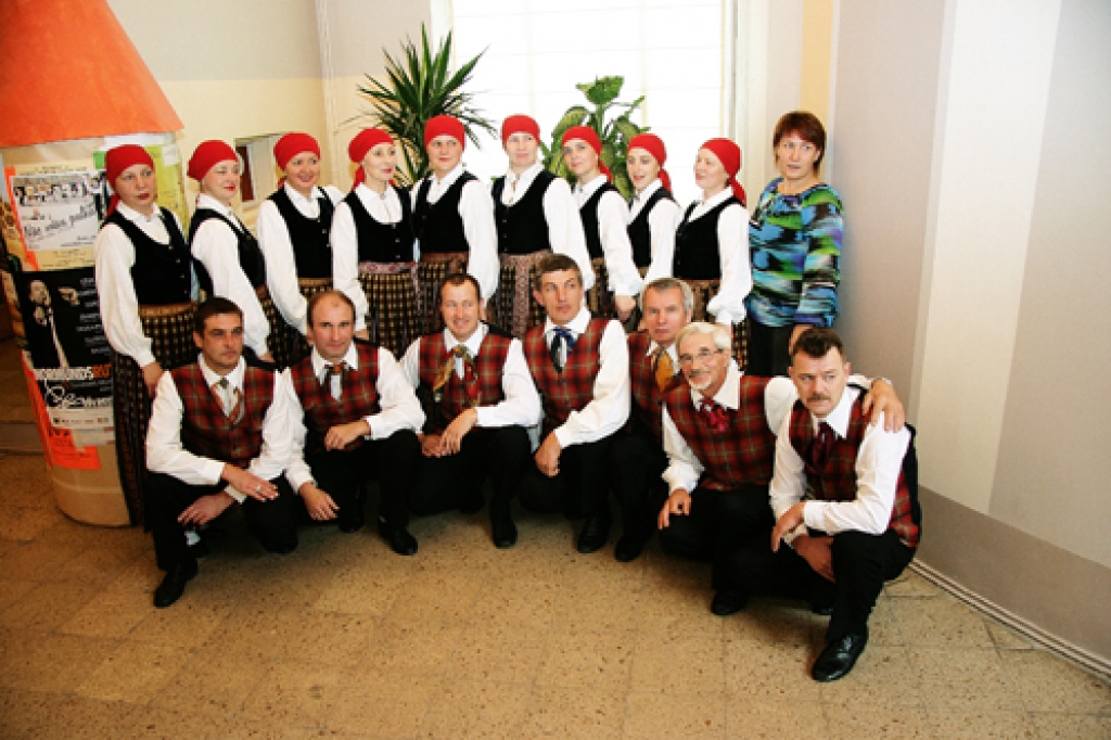 Sestdien, 24. oktobrī, ar tradicionālu koncertu Bauskas tautas namā 13 pilsētas amatierkopas atklāja jauno sezonu. Iestādes kultūras pasākumu organizatore Ilva Vansoviča stāsta, ka dejotāji, koristi, fotomākslinieki, teātra un pūtēju...