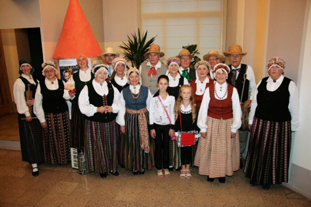 Sestdien, 24. oktobrī, ar tradicionālu koncertu Bauskas tautas namā 13 pilsētas amatierkopas atklāja jauno sezonu. Iestādes kultūras pasākumu organizatore Ilva Vansoviča stāsta, ka dejotāji, koristi, fotomākslinieki, teātra un pūtēju...
