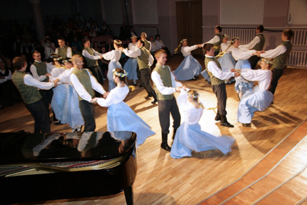 Sestdien, 24. oktobrī, ar tradicionālu koncertu Bauskas tautas namā 13 pilsētas amatierkopas atklāja jauno sezonu. Iestādes kultūras pasākumu organizatore Ilva Vansoviča stāsta, ka dejotāji, koristi, fotomākslinieki, teātra un pūtēju...