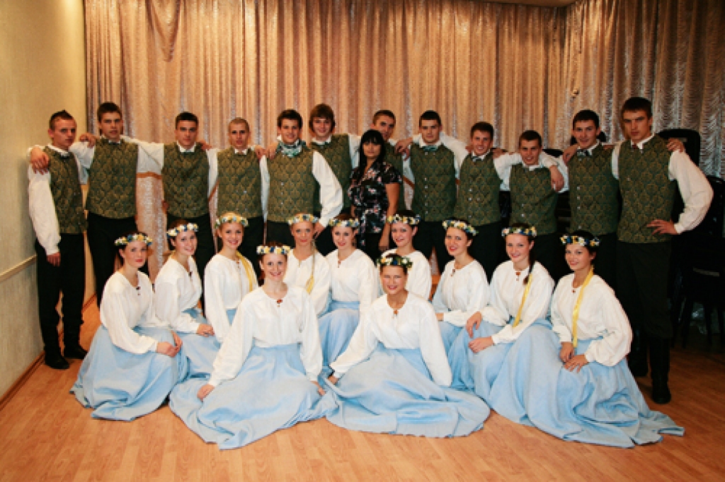 Sestdien, 24. oktobrī, ar tradicionālu koncertu Bauskas tautas namā 13 pilsētas amatierkopas atklāja jauno sezonu. Iestādes kultūras pasākumu organizatore Ilva Vansoviča stāsta, ka dejotāji, koristi, fotomākslinieki, teātra un pūtēju...