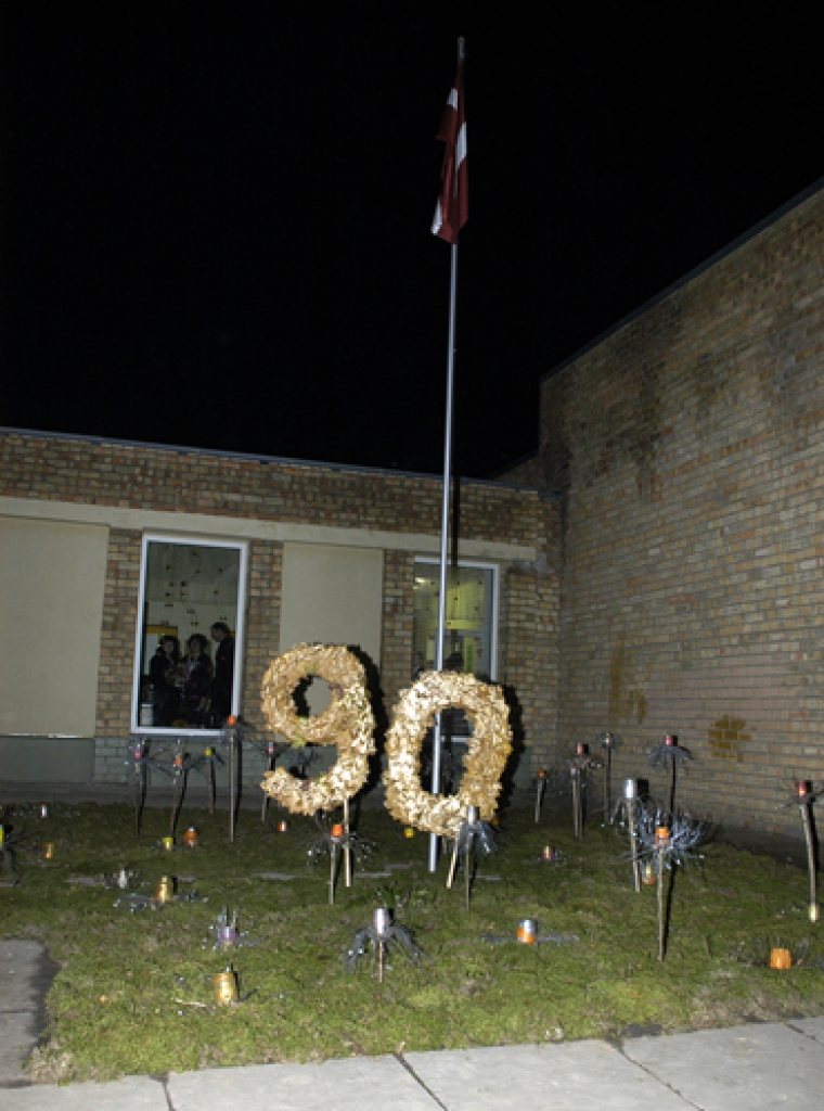 Uz Pilsrundāles vidusskolas 90. jubilejas svinībām 24. oktobrī bija ieradušies ap 400 absolventu. Apmēram ceturtā daļa no viņiem beiguši pamatskolu līdz 1979. gadam, kad tā atradusies Rundāles pilī, vai arī strādājuši tajā. Viņiem jo īpaši...