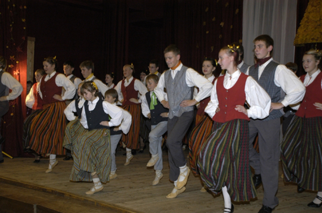 Uz Pilsrundāles vidusskolas 90. jubilejas svinībām 24. oktobrī bija ieradušies ap 400 absolventu. Apmēram ceturtā daļa no viņiem beiguši pamatskolu līdz 1979. gadam, kad tā atradusies Rundāles pilī, vai arī strādājuši tajā. Viņiem jo īpaši...