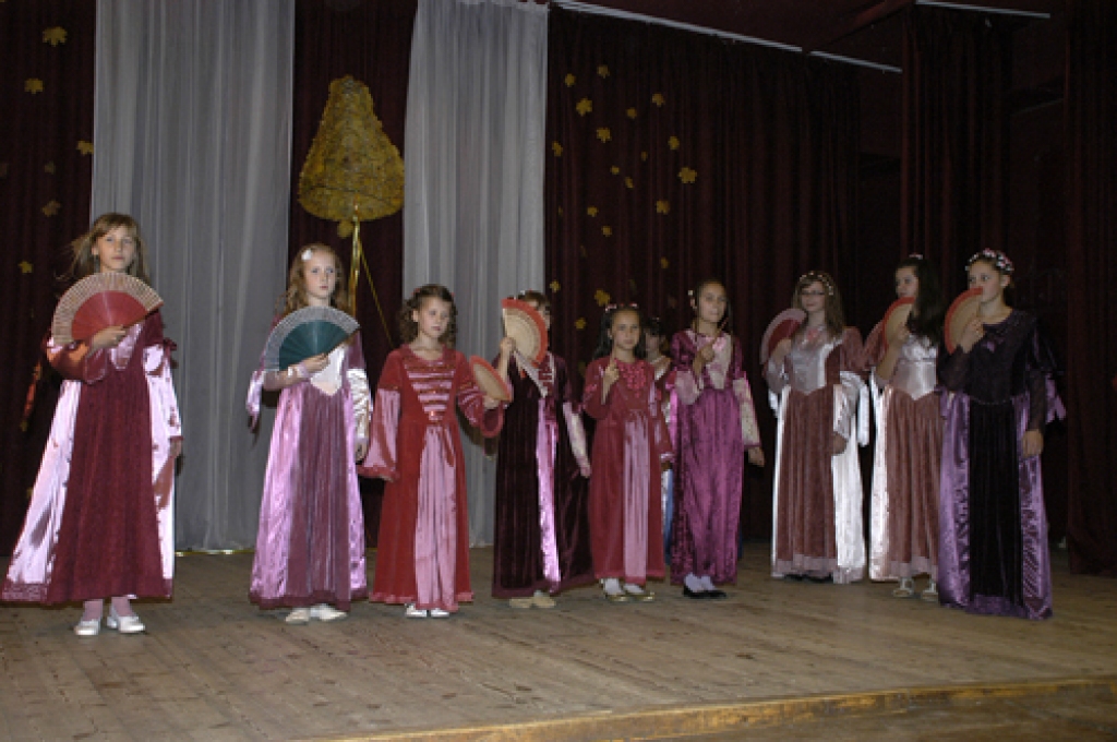 Uz Pilsrundāles vidusskolas 90. jubilejas svinībām 24. oktobrī bija ieradušies ap 400 absolventu. Apmēram ceturtā daļa no viņiem beiguši pamatskolu līdz 1979. gadam, kad tā atradusies Rundāles pilī, vai arī strādājuši tajā. Viņiem jo īpaši...